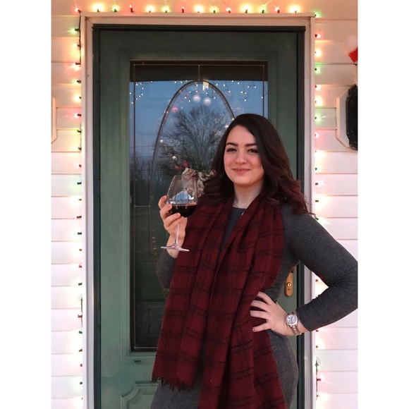 Meet Your Posher, Maria - Picture 1 of 3